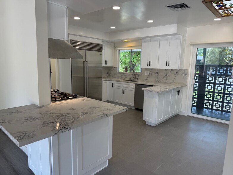 Building Photo - 5301 Dubois Ave