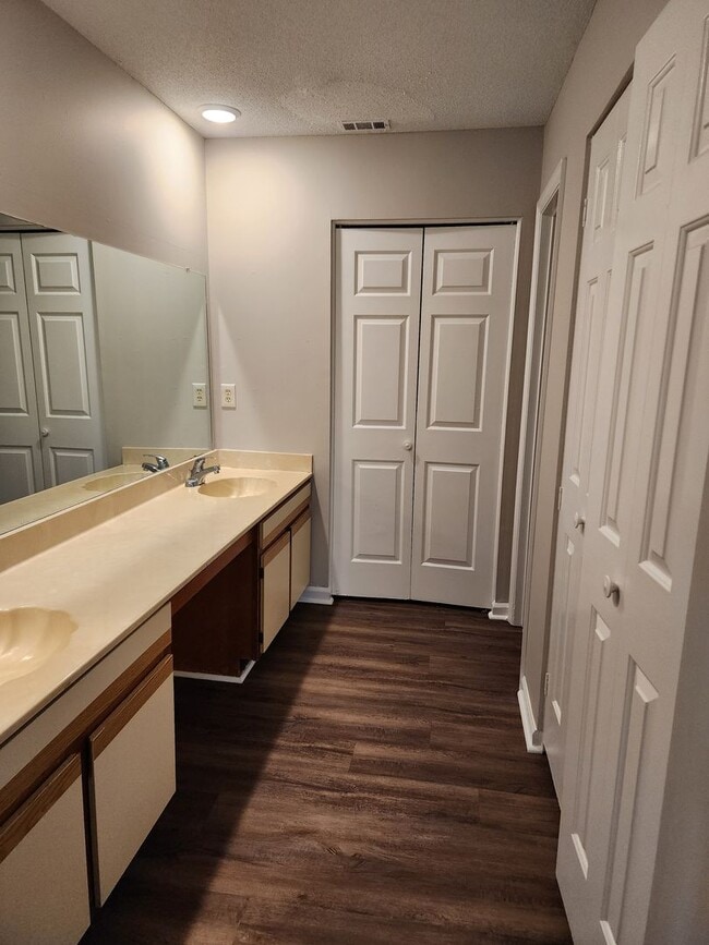 Building Photo - Spacious 2 bedroom 2 bath townhome with walk in closets, fireplace, and washer/ dryer included.