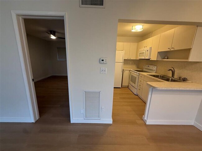 Building Photo - 4009 NE 21st Ave