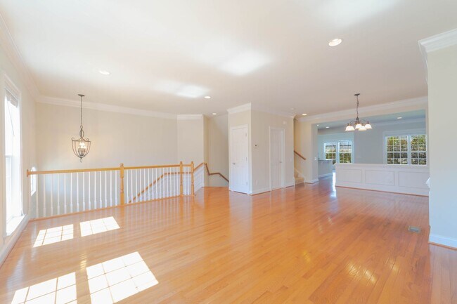 Building Photo - Gorgeous 3 Level Townhome