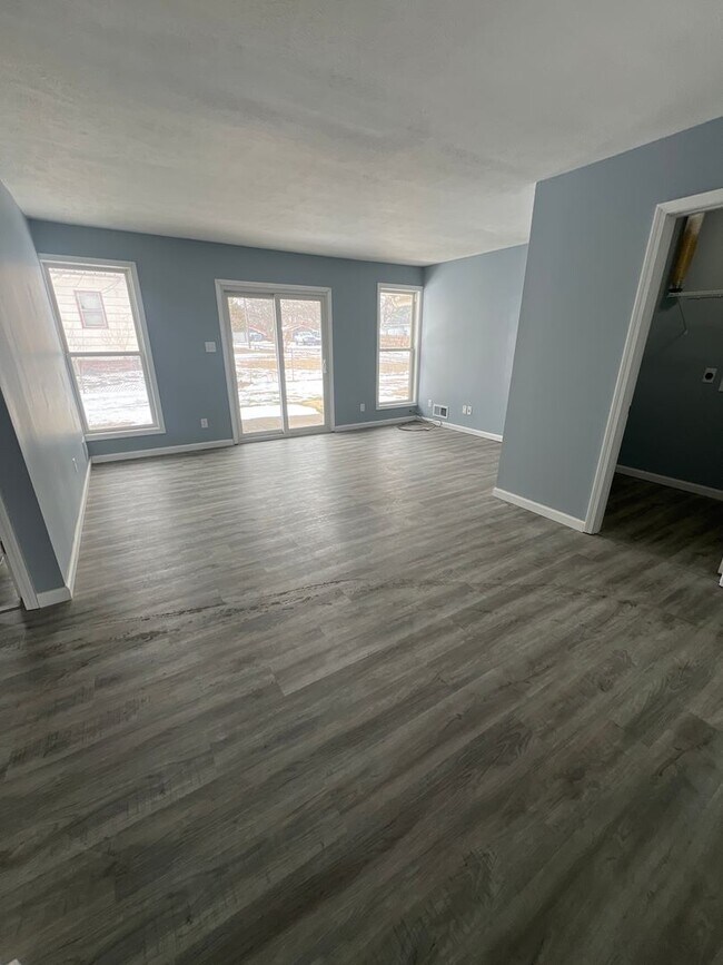 Building Photo - 104-106 W Petersburg St