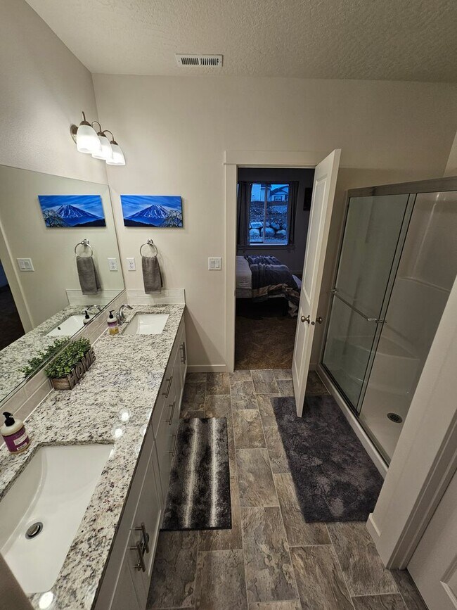 Building Photo - Beautiful Home in Post Falls