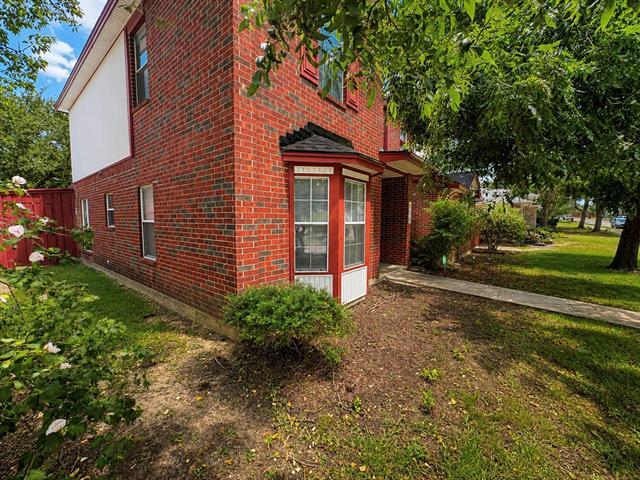 Building Photo - 824 Elm Falls Pl