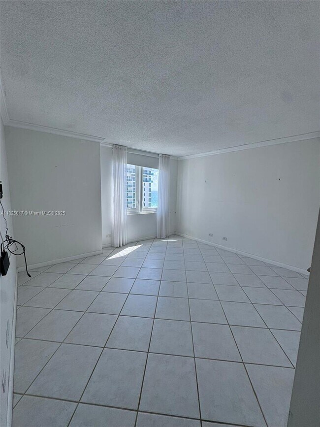 Building Photo - 2301 Collins Ave