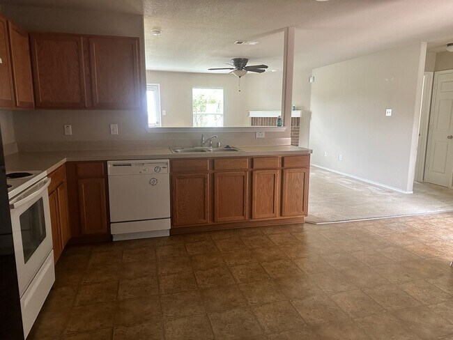 Building Photo - Cute single family home in Lake Point Community