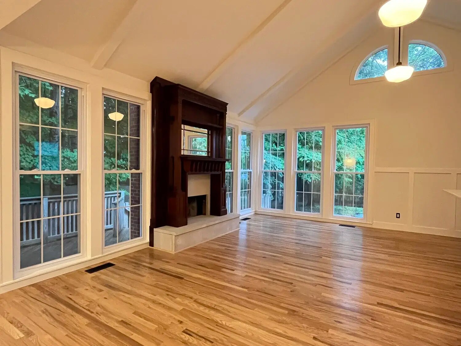 Building Photo - 1300 E 1st St