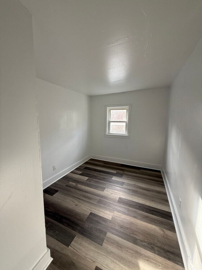 Building Photo - 124 S Chillicothe St