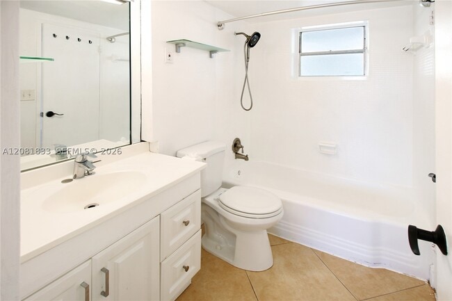 Building Photo - 220 Kings Point Dr