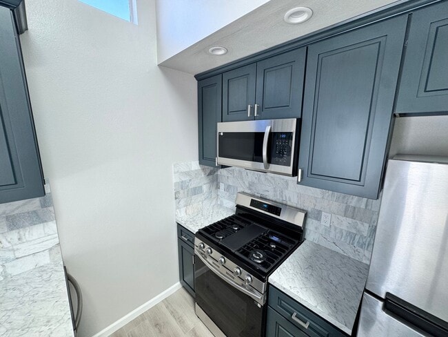 Building Photo - Eastside Costa Mesa Townhome with 2-Car Ga...