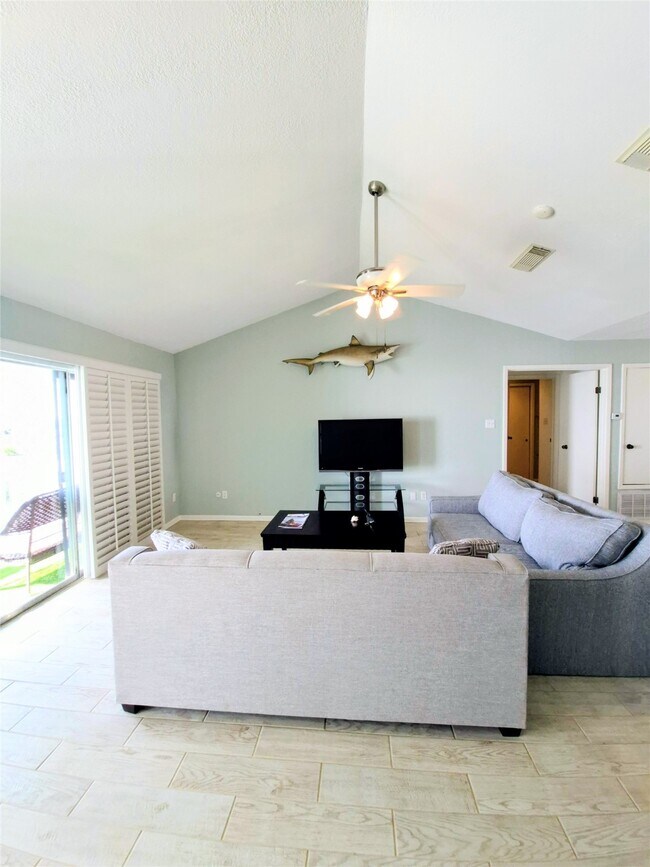 Building Photo - 500 Tiki Dr