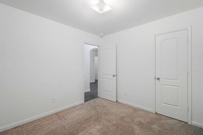 Building Photo - 1208 Bluffview Dr