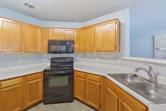 Building Photo - 4914 Glenoak Dr