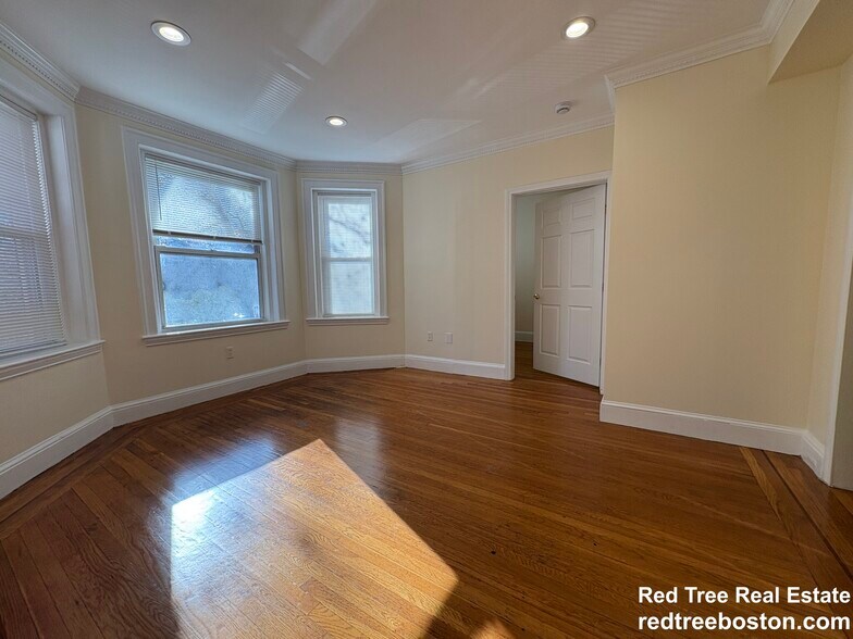 Building Photo - 73 Thatcher St