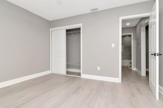 Building Photo - Move-In Incentive! Updated 2/1 Brandon Dup...