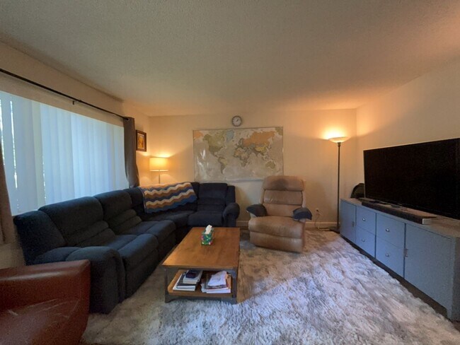 Building Photo - 2 Bedroom Condo in North Davis for September move in!
