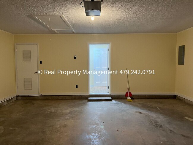 Building Photo - MOVE IN READY! Beautiful 3B/2B Newly Remod...