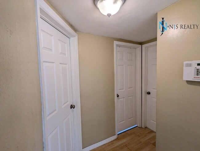 Building Photo - Beautiful 2/2/1 1600 Sq. Ft. with BONUS RO...