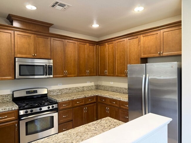 Building Photo - Pleasing 5/2 near college and UC