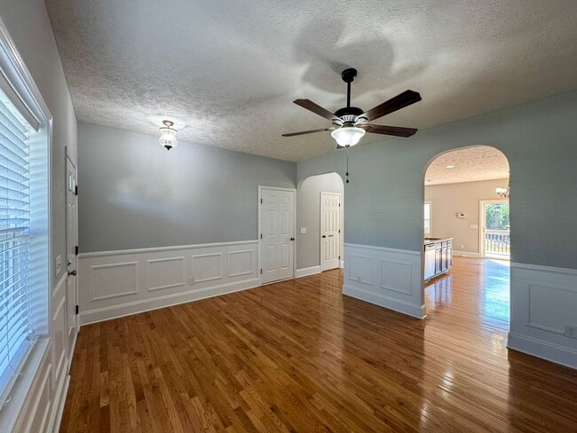 Building Photo - Stunning 4 Bed 2.5 Bath Home in Aberdeen