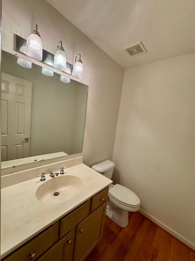 Building Photo - Duplex with Basement Garage for Rent