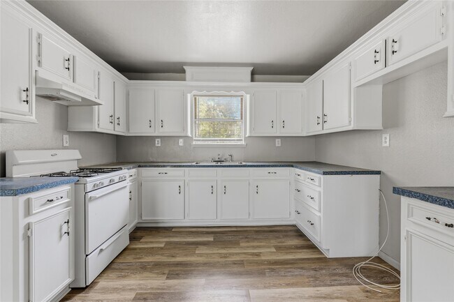 Building Photo - 223 Rush Creek Ln