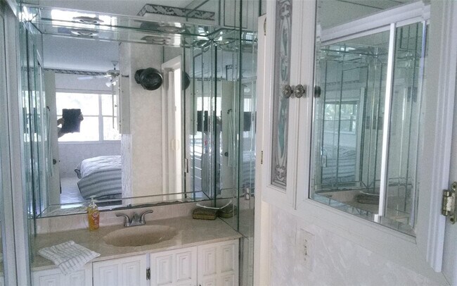 Building Photo - 460 Paradise Isle Blvd