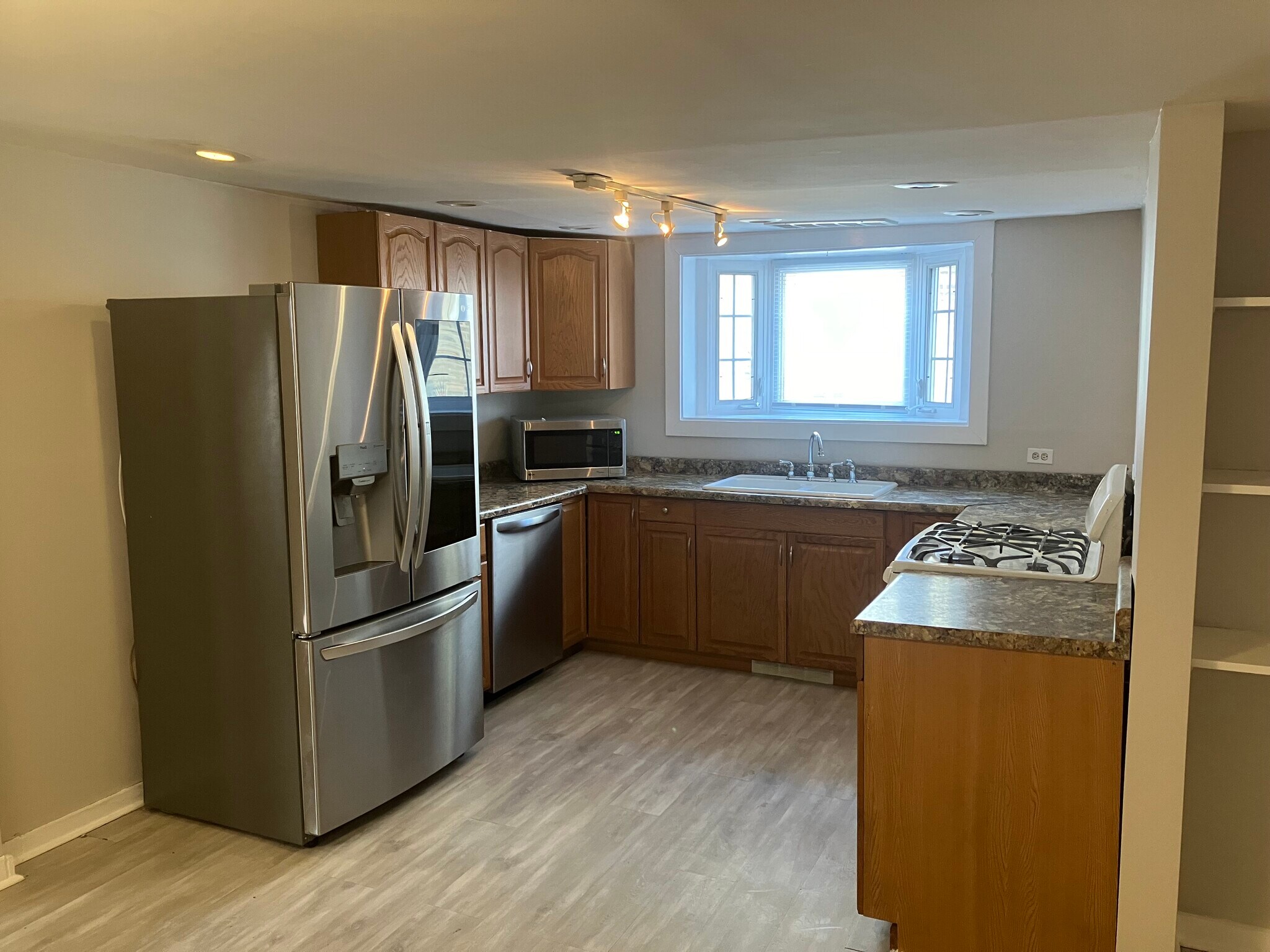 Kitchen - 1733 W Superior St