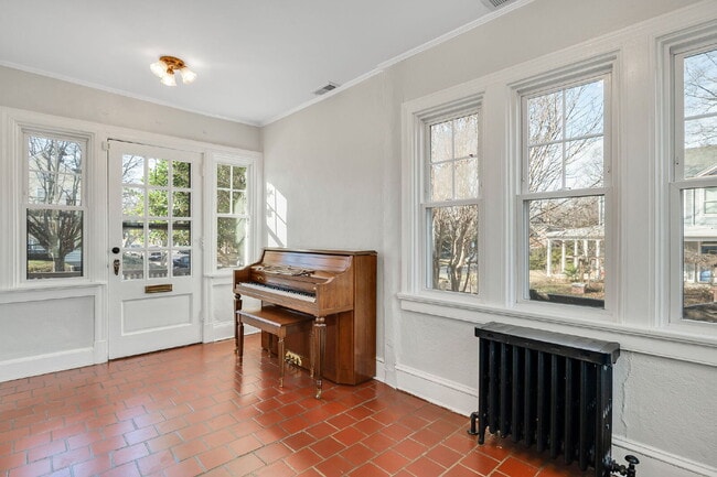 Building Photo - Standout 3-bed, 1.5-bath 1930s Richmond home full of vintage charm