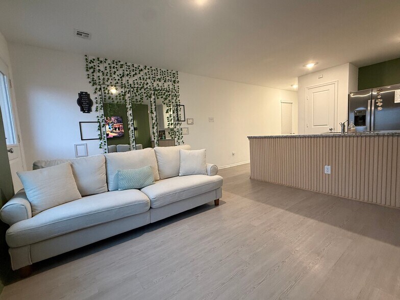 Building Photo - 14908 Parkway Center Ave