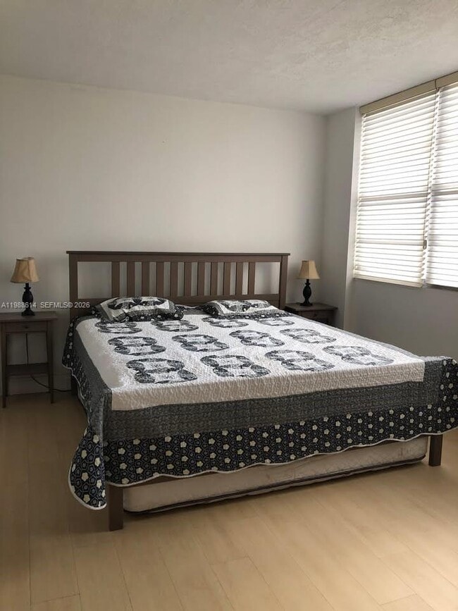 Building Photo - 825 Brickell Bay Dr