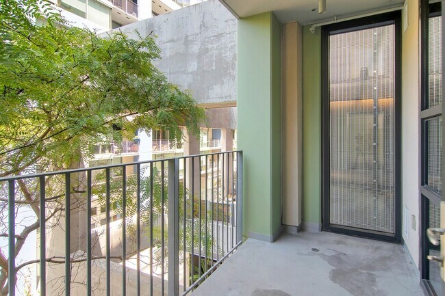 Building Photo - Modern Downtown 1 Bedroom with balcony at ...