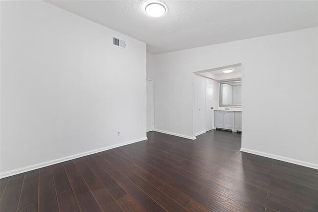 Building Photo - 9910 Kent Towne Ln