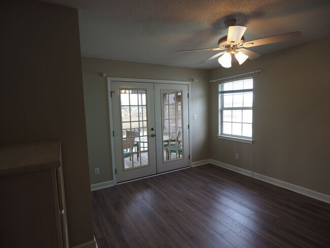 Building Photo - Gorgeous water views just blocks from the ...