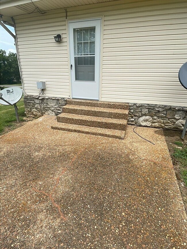 Building Photo - 2 Bedroom in Historical Gallatin!