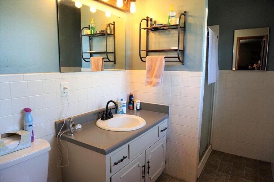 Building Photo - 2536 S McCann Ave