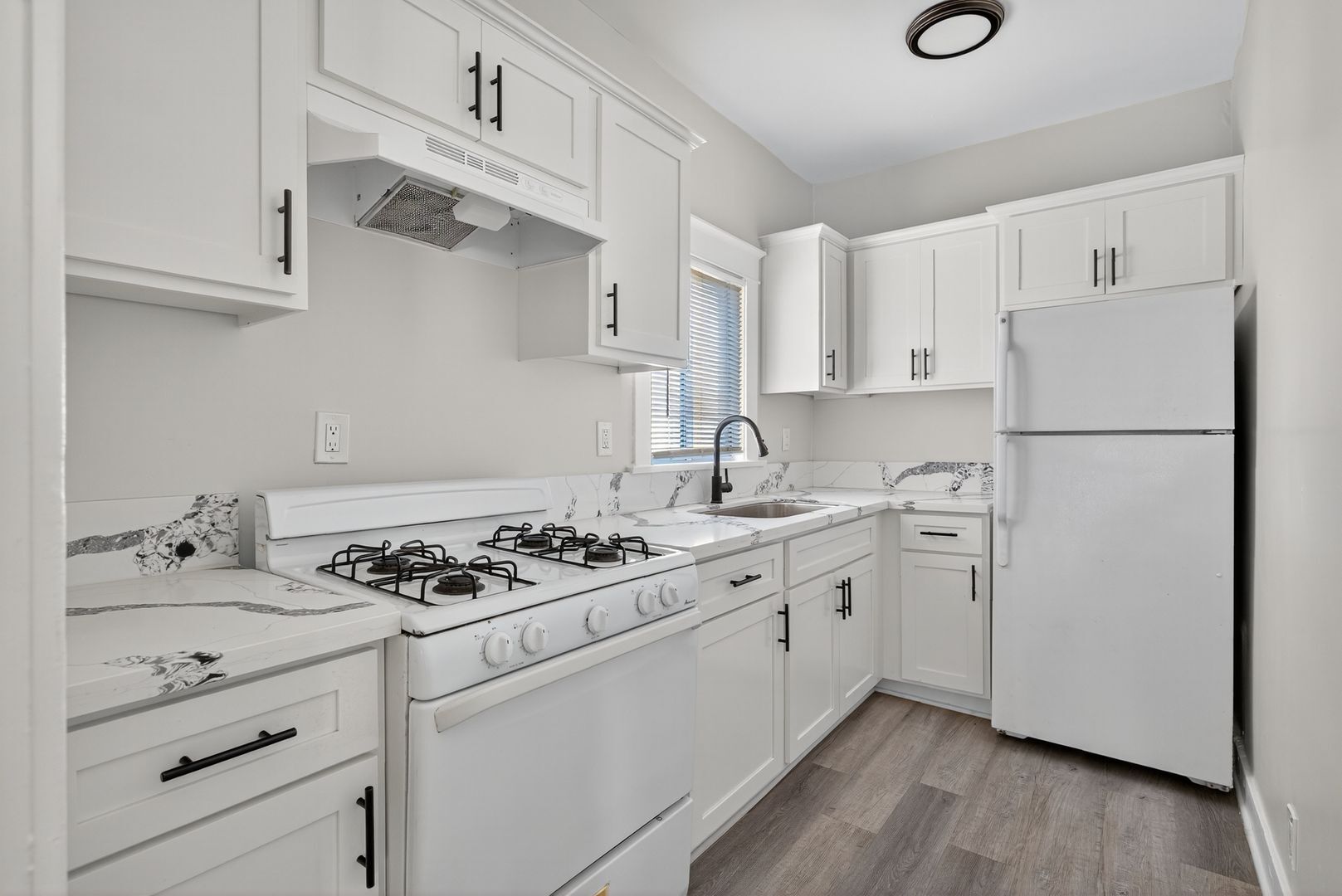 Building Photo - 905 Cherry Ave