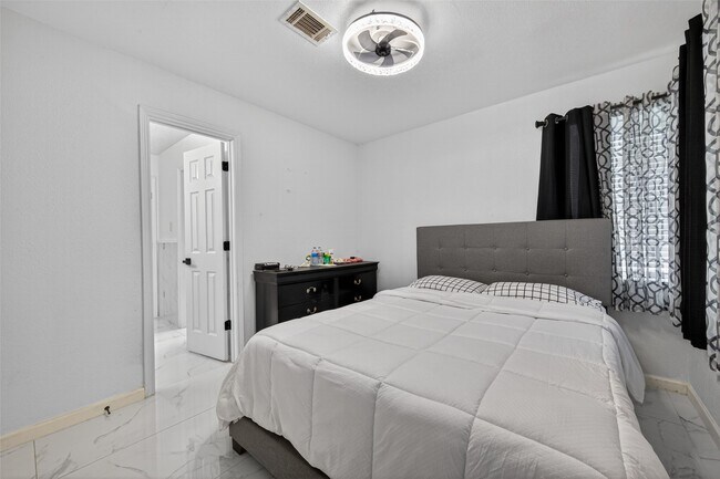 Building Photo - 14310 Royal Hill Dr