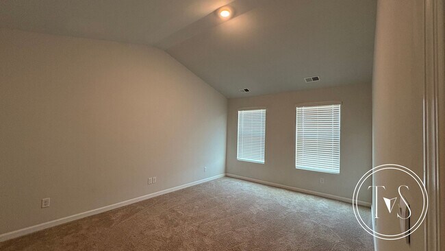 Building Photo - RATE DROP ALERT (was $2240/month) and SUMM...