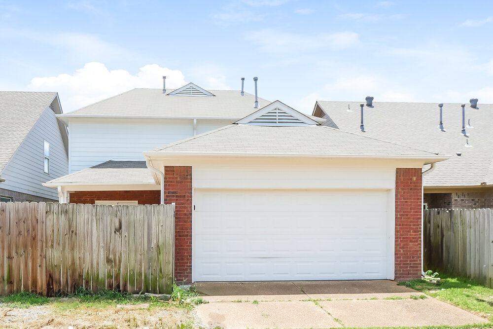 Building Photo - 10176 Evening Hill Dr
