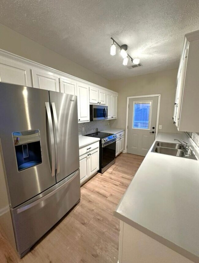 Building Photo - 105 Tomlinson Dr