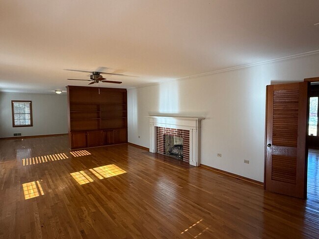 Building Photo - Pinson - Open Floor Plan with Large Living & Family Rooms 2 Bedrooms 2 Bath over 2500 sqft