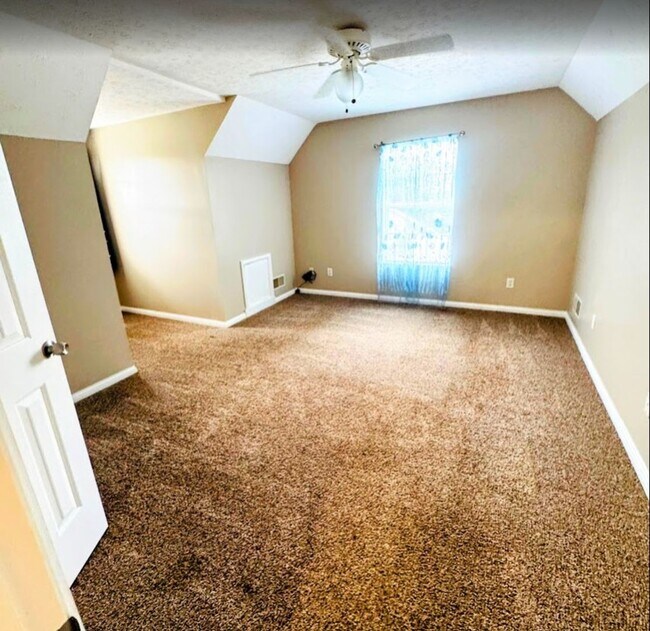 Building Photo - Beautiful spacious 4 bed 4 bath Family Home