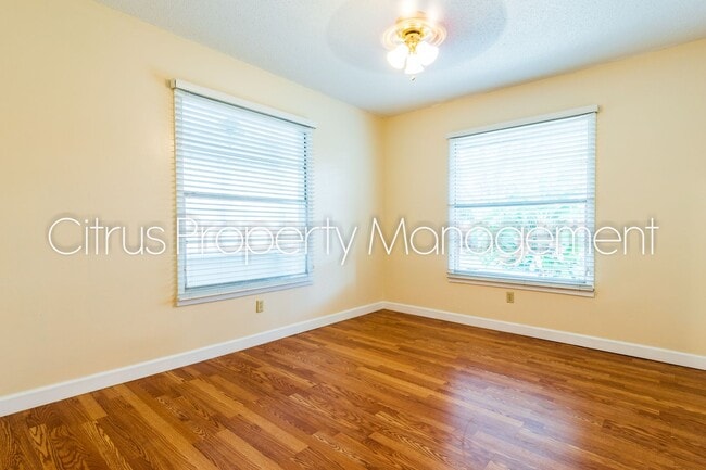 Building Photo - Charming Duplex in Mills 50 District