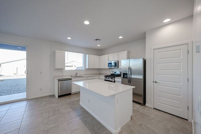 Building Photo - NEW 5 BEDROOM 3 BATHROOM HOME AVILABLE FOR RENT!