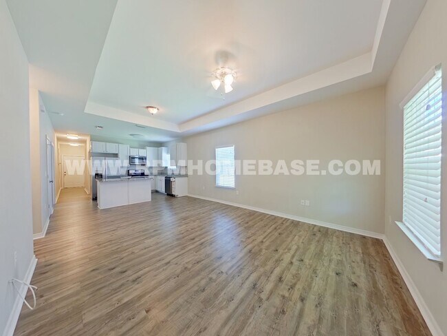 Building Photo - 498 Lakeview St