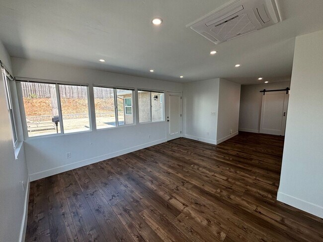 Building Photo - Spacious 3 bedroom 2 bath