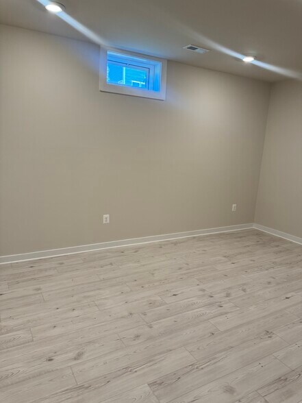 Building Photo - 402 Meadow Creek Dr