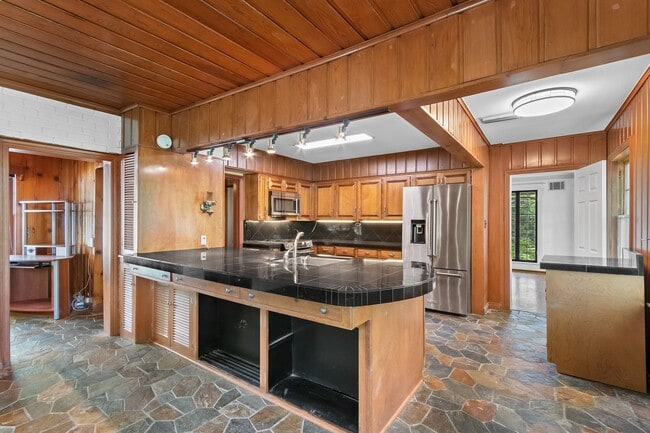 Building Photo - Unique, Charming and Spacious Fayetteville Home!