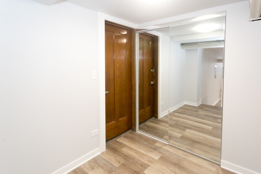 Building Photo - 4828 W Addison St