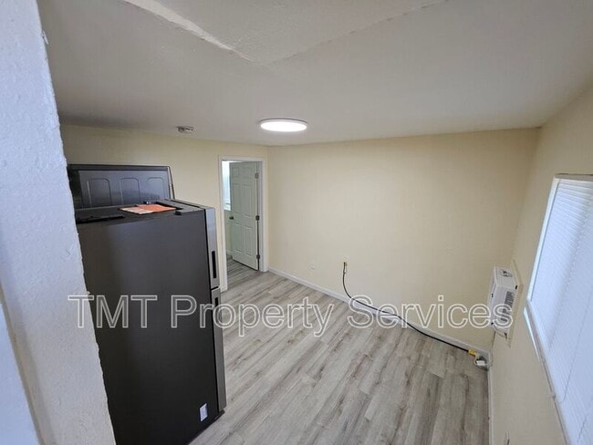 Building Photo - 1647 E 6th St